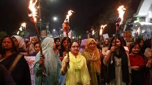 ধর্ষকের প্রকাশ্যে ফাঁসির দাবিতে ঢাবিতে মশাল মিছিল