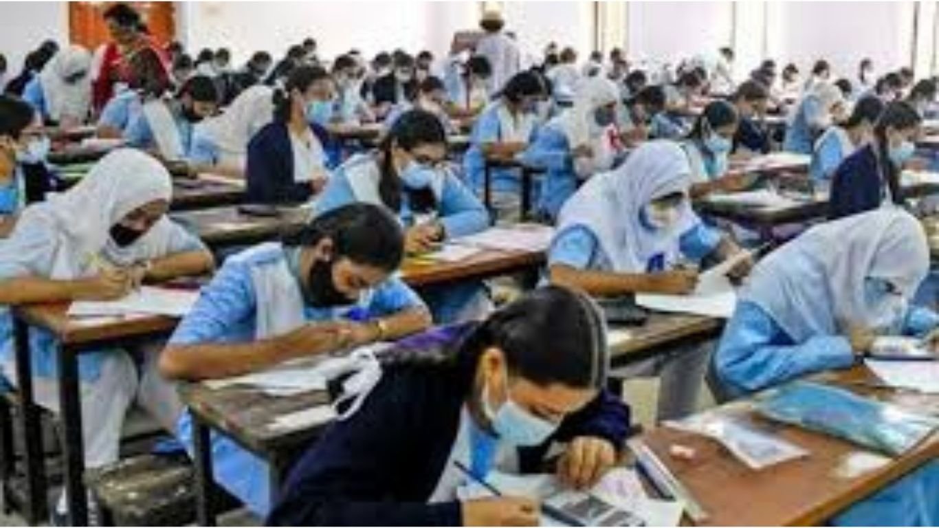 এসএসসি পরীক্ষা শুরু বৃহস্পতিবার, ১৯ লাখের লড়াইয়ে এগিয়ে মেয়েরা