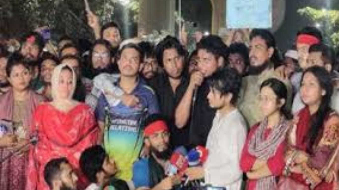 সারাদেশে গণজমায়েতের ডাক দিলেন হাসনাত আবদুল্লাহ।