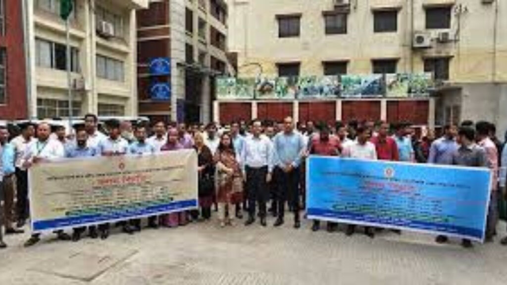 কর্মকর্তা-কর্মচারীদের কলম বিরতির দ্বিতীয় দিনে স্থবির এনবিআর